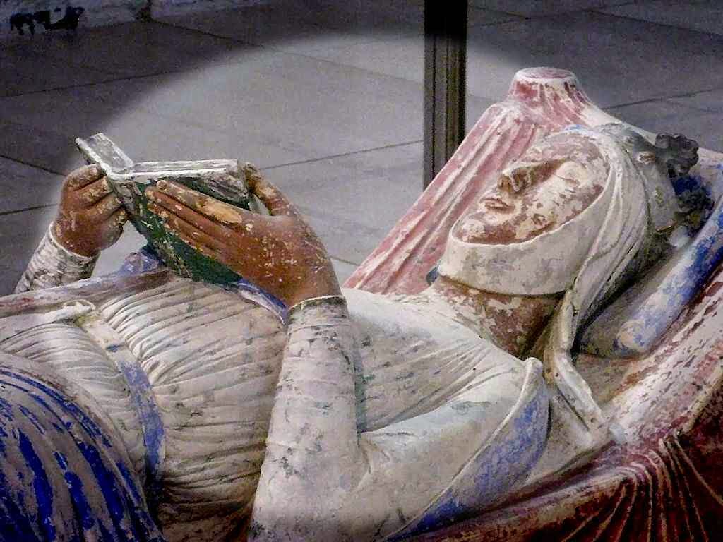Eleonora de Aquitânia em seu túmulo.  Abadia de Fontevraud, França.