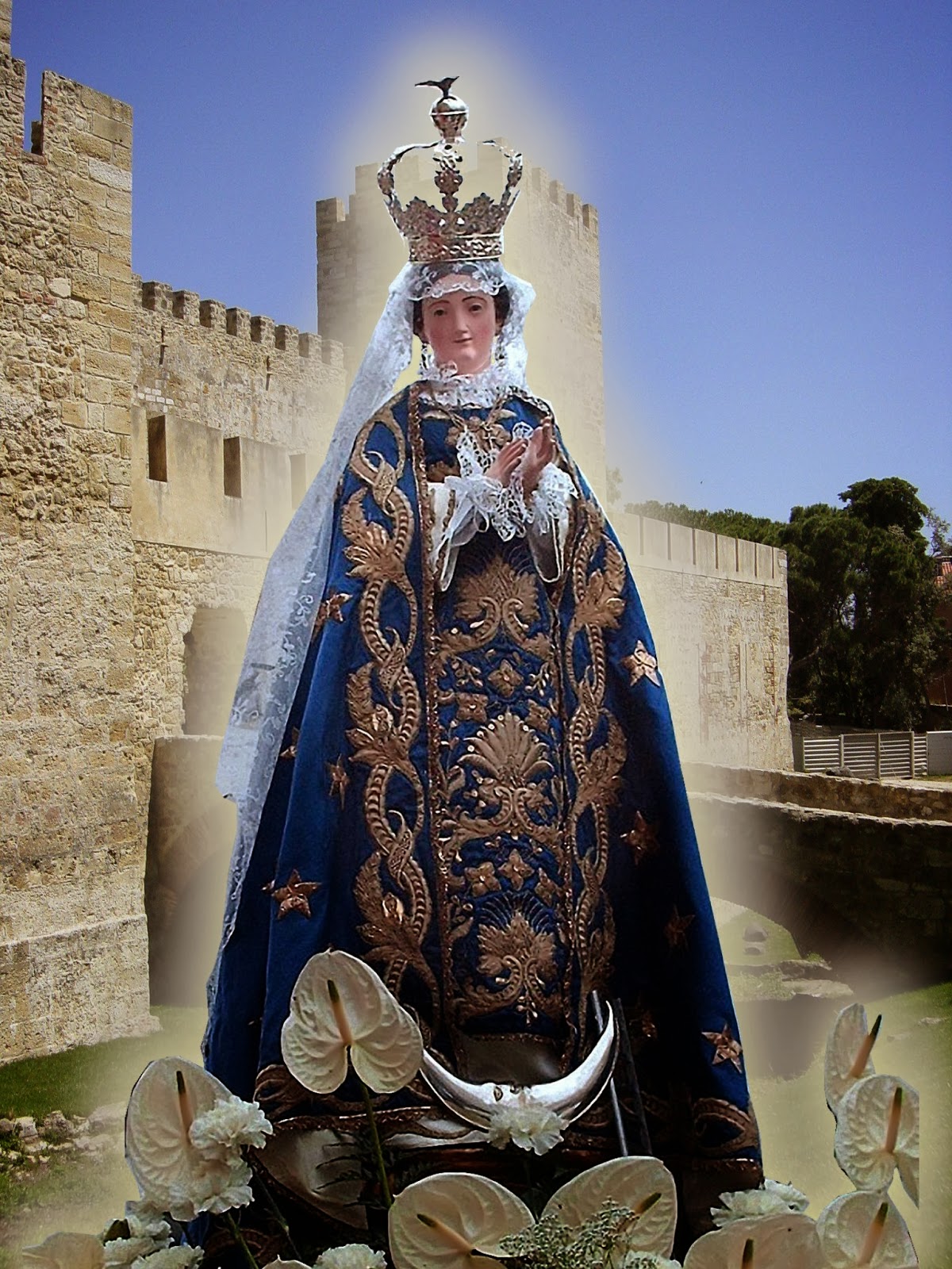 Nossa Senhora da Conceição da Escada, Lisboa, Portugal. Fundo: castelo de São Jorge