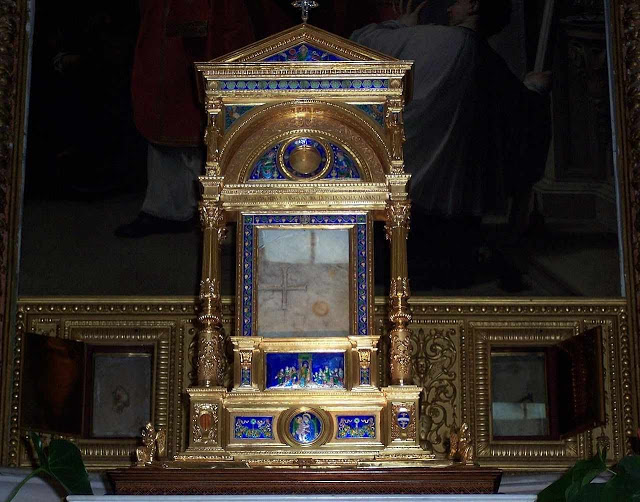 Altar com as relíquias menores do milagre eucarístico de Bolsena