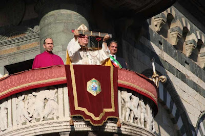 O bispo de Prato expõe à veneração popular o Santo Cinto.  Púlpito externo da catedral de Prato.