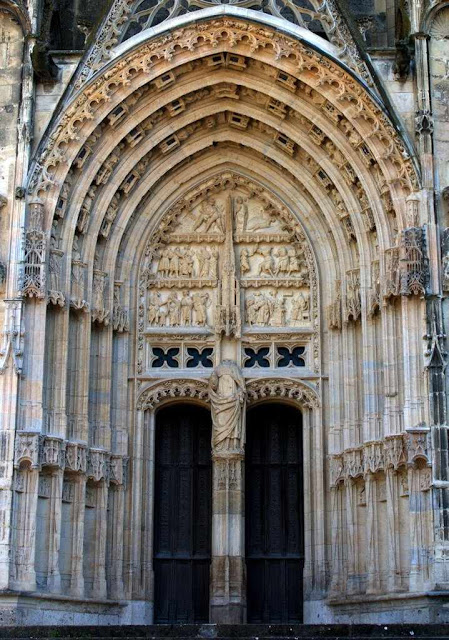 Portal de São Guilherme na catedral de Bourges.  O ódio revolucionário decapitou a imagem de um santo tão equilibrado.  No fato se apalpa a diferença do espírito medieval com a dureza moderna.