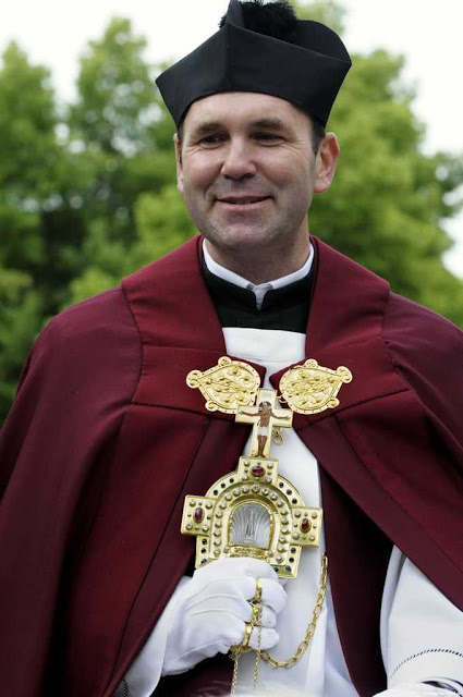 O sacerdote 'Cavaleiro do Sangue' leva a relíquia abençoando o povo