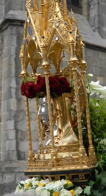 Relicário da cabeça de Santa Waldetrudis na procissão