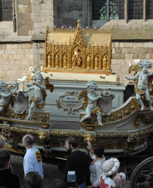 Urna de Santa Waldetrudis sobre o 'Carro de Ouro'