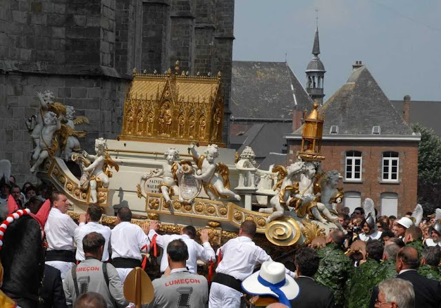 Urna de Santa Waldetrudis sobre o 'Carro de Ouro'