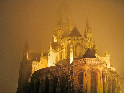 Bayeux, catedral na bruma