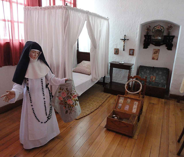 Modelo de uma cela religiosa no convento onde morou Sóror Catalina. Museu  monacal de Santa Catalina de Quito.