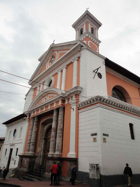 Fachada da igreja do mosteiro de Santa Catarina em Quito.