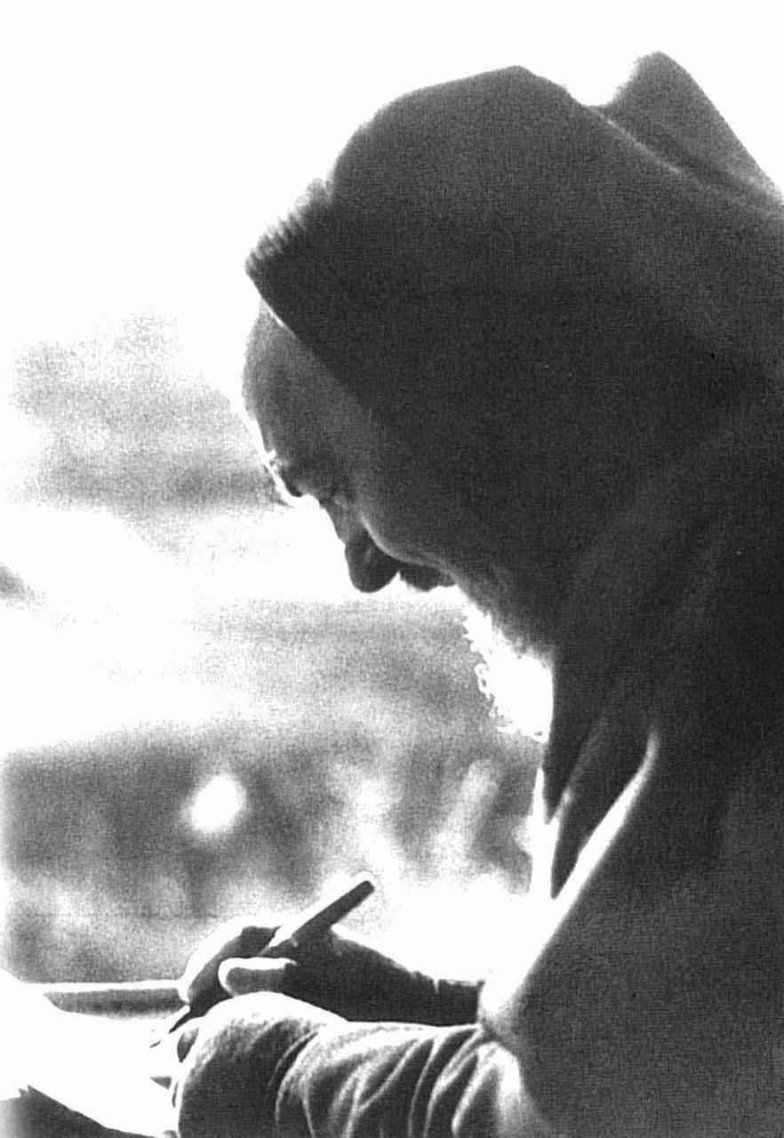 O Padre Pio escrevendo