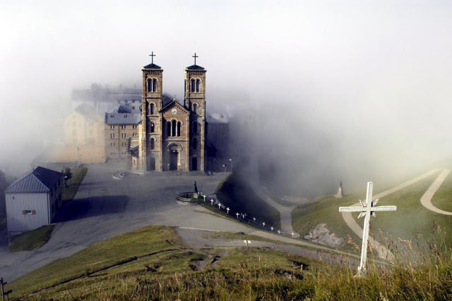 Basílica de La Salette no meio das nuvens