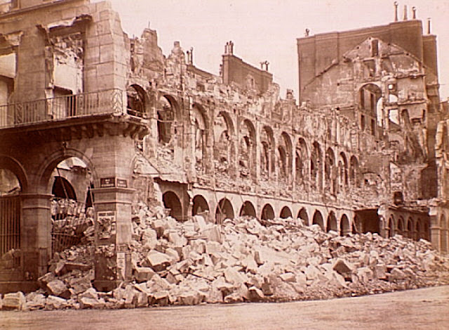 Ruínas do Ministério das Finanças, incendiado pelos revolucionários comunistas, Comuna de Paris 1871