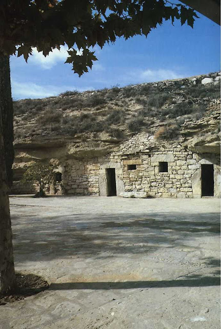 Gruta de Aitona, onde foi ermitão, hoje é local de romaria