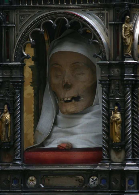 Santa Catarina de Siena,  cabeça incorruta levada em procissão