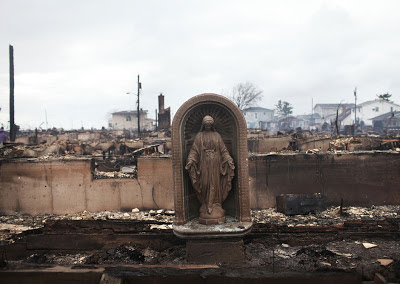 O bairro ficou reduzido a cinzas. Mas Nossa Senhora das Graças ficou em pé, sozinha.