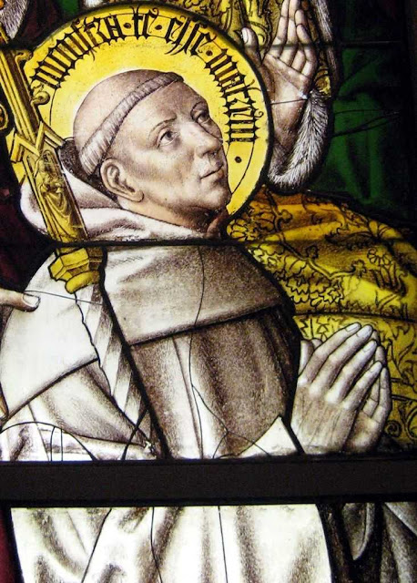 Sãon Bernardo de Claraval estava com o Papa quando a profecia foi lida 
