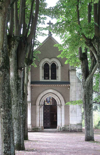Inicialmente Santa Bernadette foi enterrada nesta capelinha, no jardim do claustro do convento de Nevers