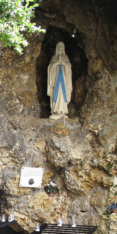 Replica da gruta de Lourdes no convento de Nevers