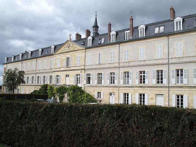 O convento de Nevers visto desde o jardim interno