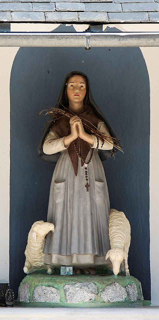 Imagem de Santa Bernadette Soubirous em Bartrès onde foi trabalhar de pastorinha.