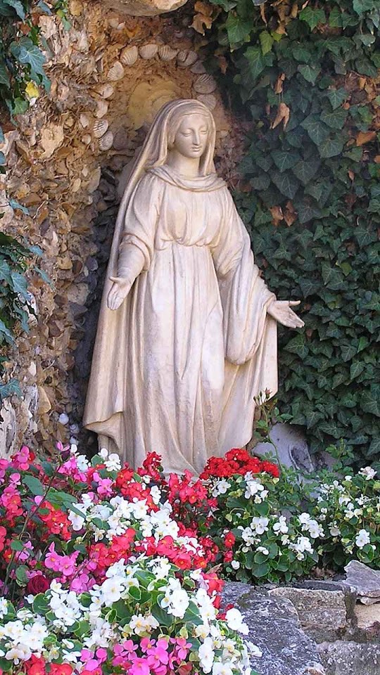 Notre Dame des Eaux, nos fundos do convento de St Gildard, Nevers. Segundo Santa Bernadette era a imagem que mais lhe fazia lembrar as aparições.