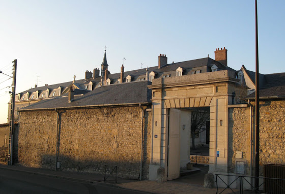 Entrada do convento Saint-Gildard em Nevers.