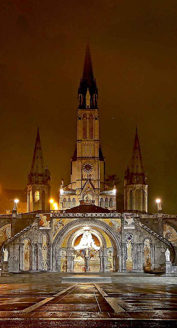 A Basílica de Lourdes na noite.