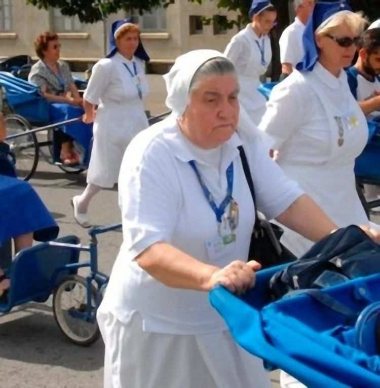Sóror Luigina não caminhava mais. Depois foi ajudar os doentes, empurrando macas e carrinhos.