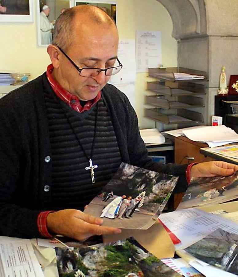 O Padre Nicola Ventriglia Omi, mostra fotos de Michele Ferrero no Santuário de Lourdes