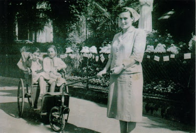 Anna Santaniello curada ajuda um doente em Lourdes, Lourdes 150º aniversário das aparições