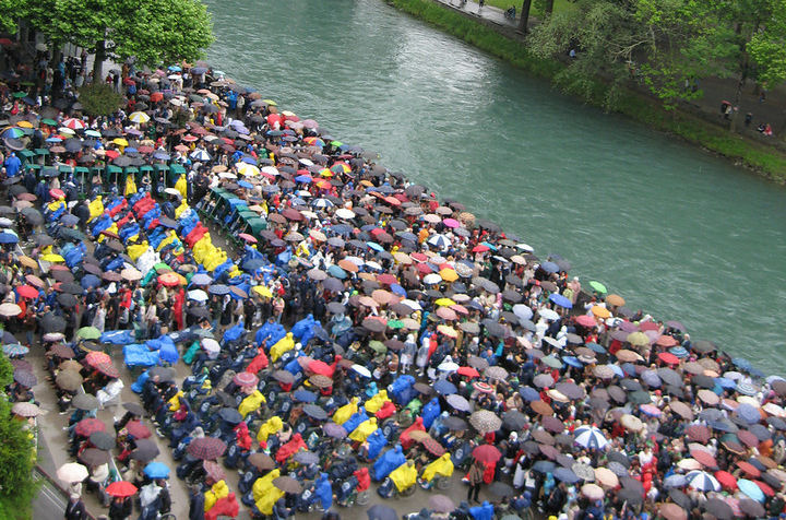 Doentes e fiéis diante da Gruta de Lourdes