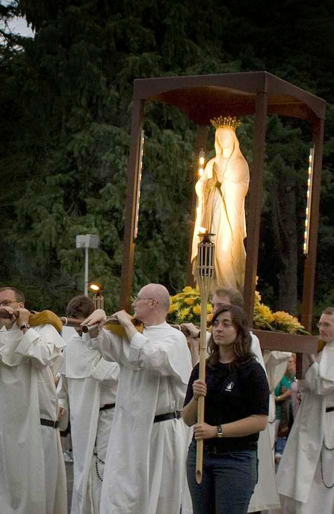 Procissão de padres dominicanos em Lourdes