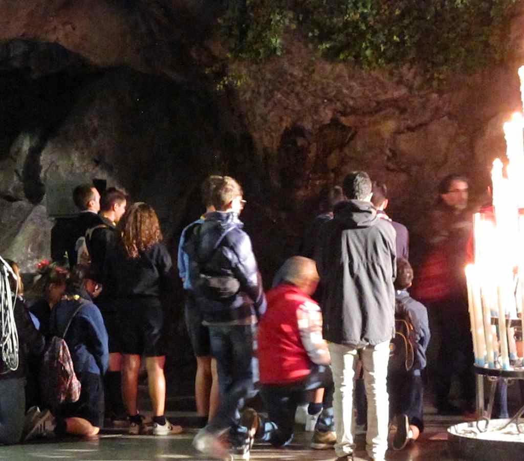 Diante da Gruta de Lourdes aos pés de Nossa Senhora