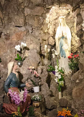 Gruta de Lourdes na igreja de Santo Inácio.  Praga, República Checa.