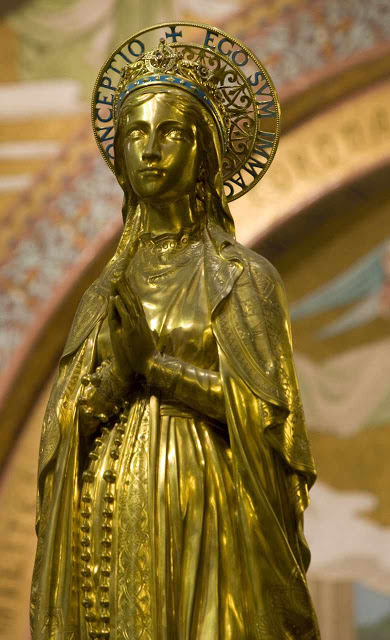 Imaculada Conceição na Basílica do Rosário em Lourdes