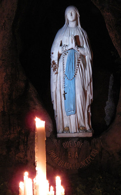 Nossa Senhora de Lourdes na sua gruta de Massabielle, França