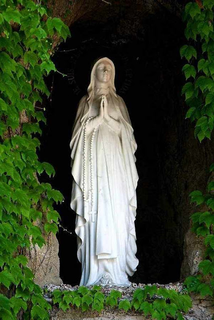 Imagem na reprodução da Gruta de Lourdes nos jardins do Vaticano
