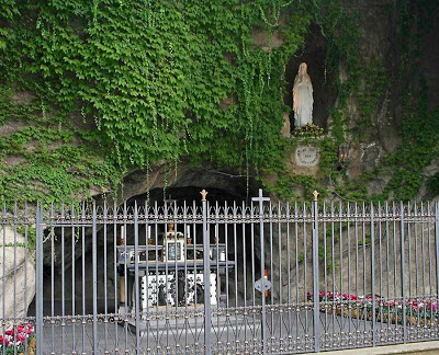 Reprodução da Gruta de Lourdes nos jardins do Vaticano