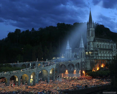   Em Lourdes, Nossa Senhora realiza uma intervenção histórica extraordinária