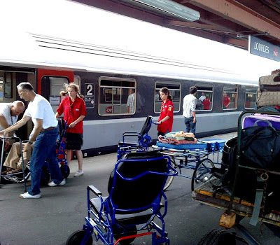 Há centenas de comboios especiais para levar doentes com casos complicados