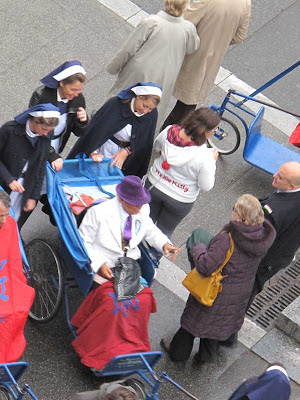 Doente assistido por voluntários