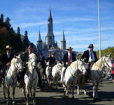 Romaria "des Guardians" é feita à cavalo. Fundo: basílica de Lourdes