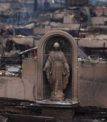 No espetáculo de cidade bombardeada, Nossa Senhora é único ponto de referência