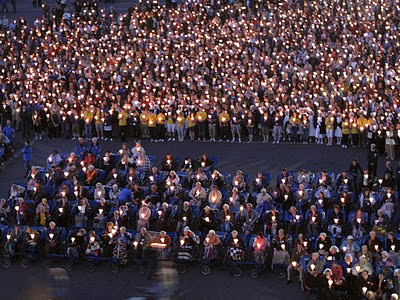 Lourdes: doentes e romeiros no fim da procissão das velas