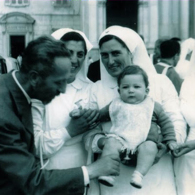 Anna Santaniello assistindo doentes após sua cura milagrosa