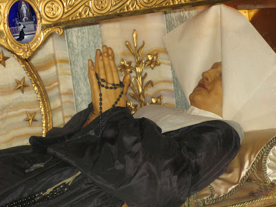 Corpo de Santa Catarina Labouré na Capela da rue du Bac, Paris 