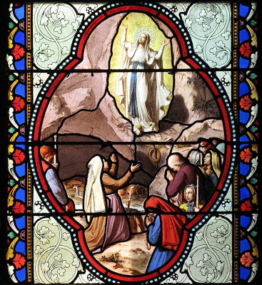 Lourdes, vitral da basílica superior