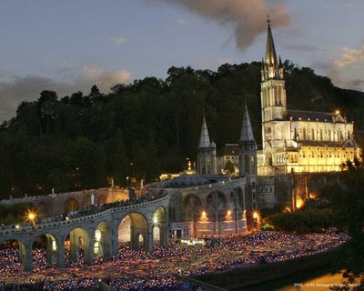 Lourdes, procissão das velas, fundo santuário